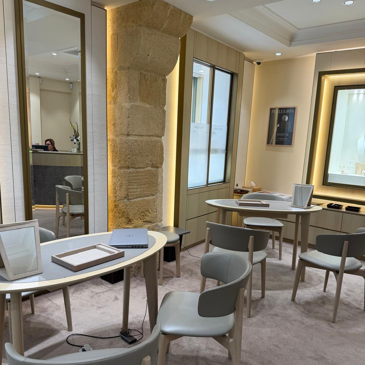 interieur de la boutique pellegrin méjanes à aix en provenc