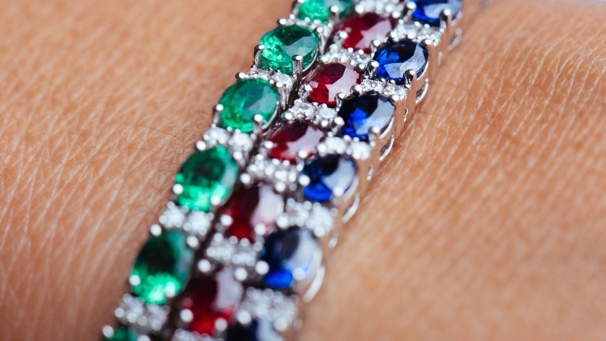 femme qui porte trois bracelets rivières pierres précieuses