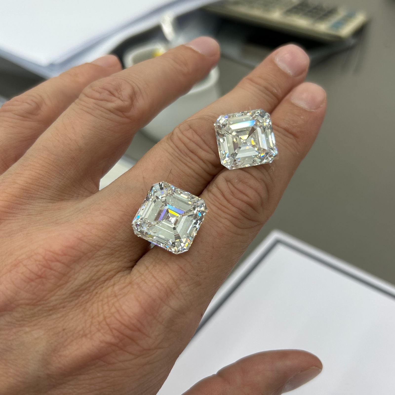 deux diamants naturels taille asscher sur la main d'arnaud Pellegrin 