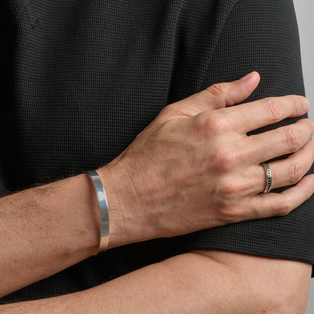 homme qui porte un jonc homme en argent 
