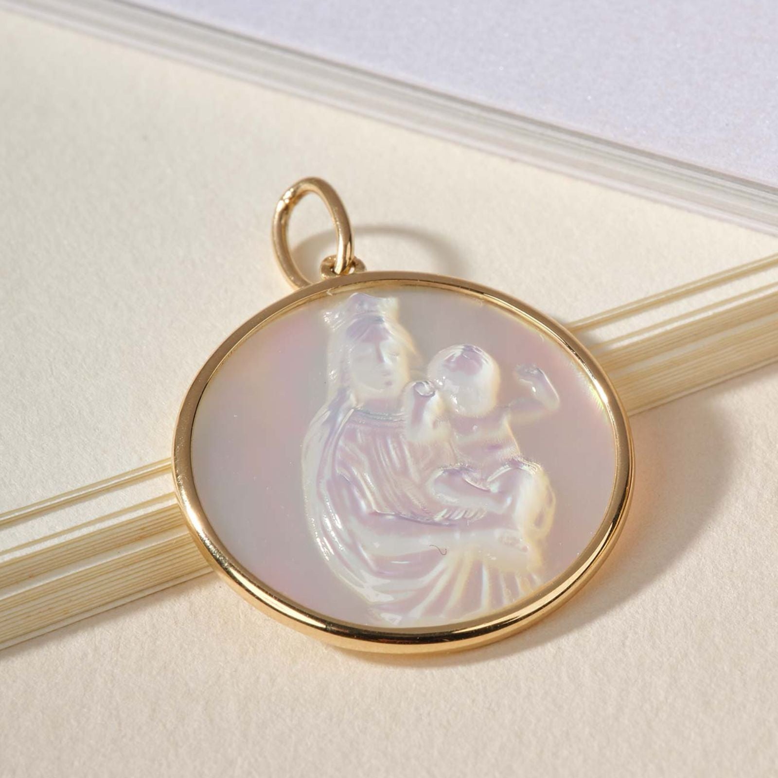 Médaille ronde Vierge à l’Enfant en nacre et monture dorée, pendentif Notre-Dame de la Garde 