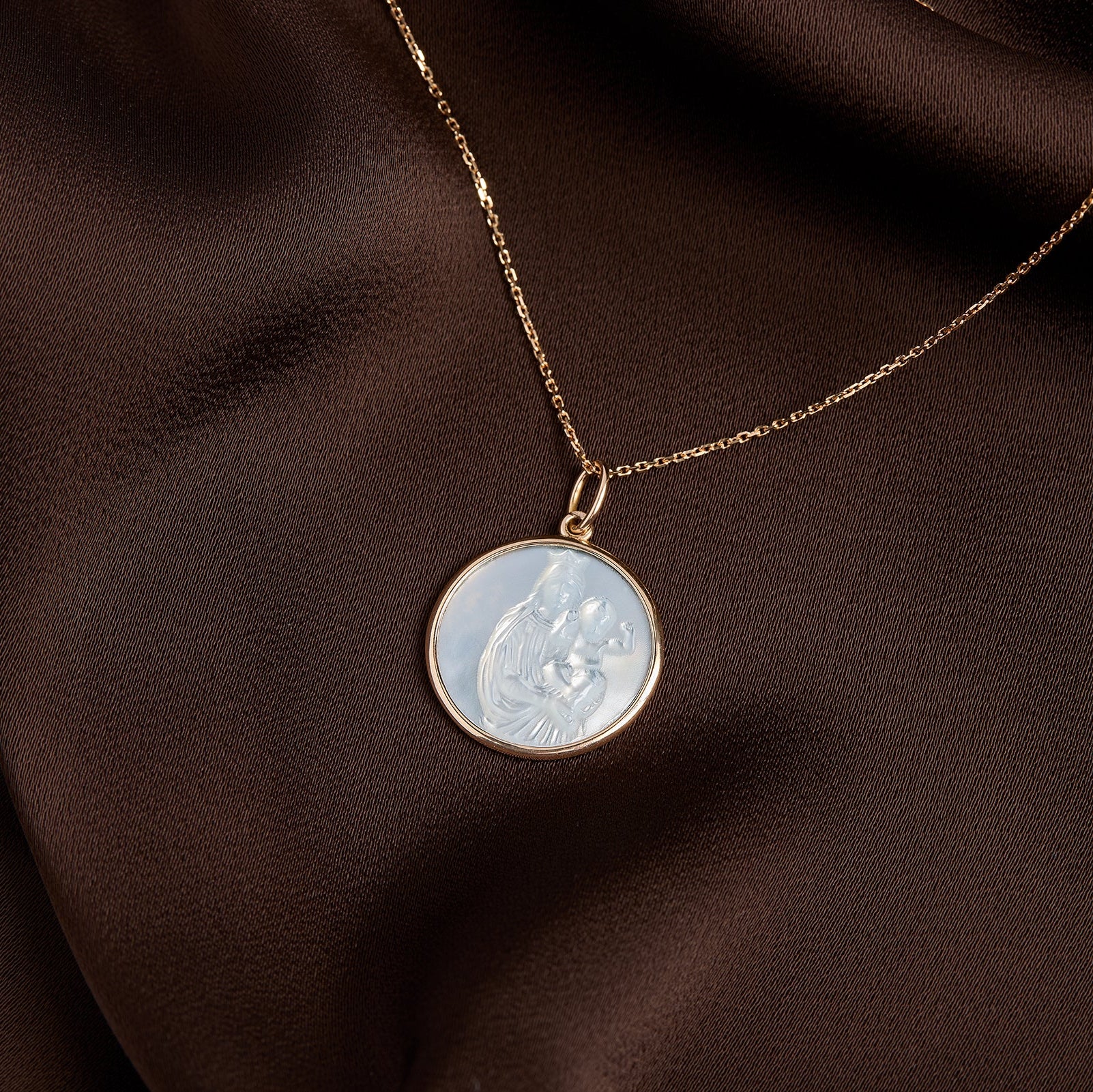Médaille ronde Vierge à l’Enfant en nacre et monture dorée, pendentif Notre-Dame de la Garde sur chaîne