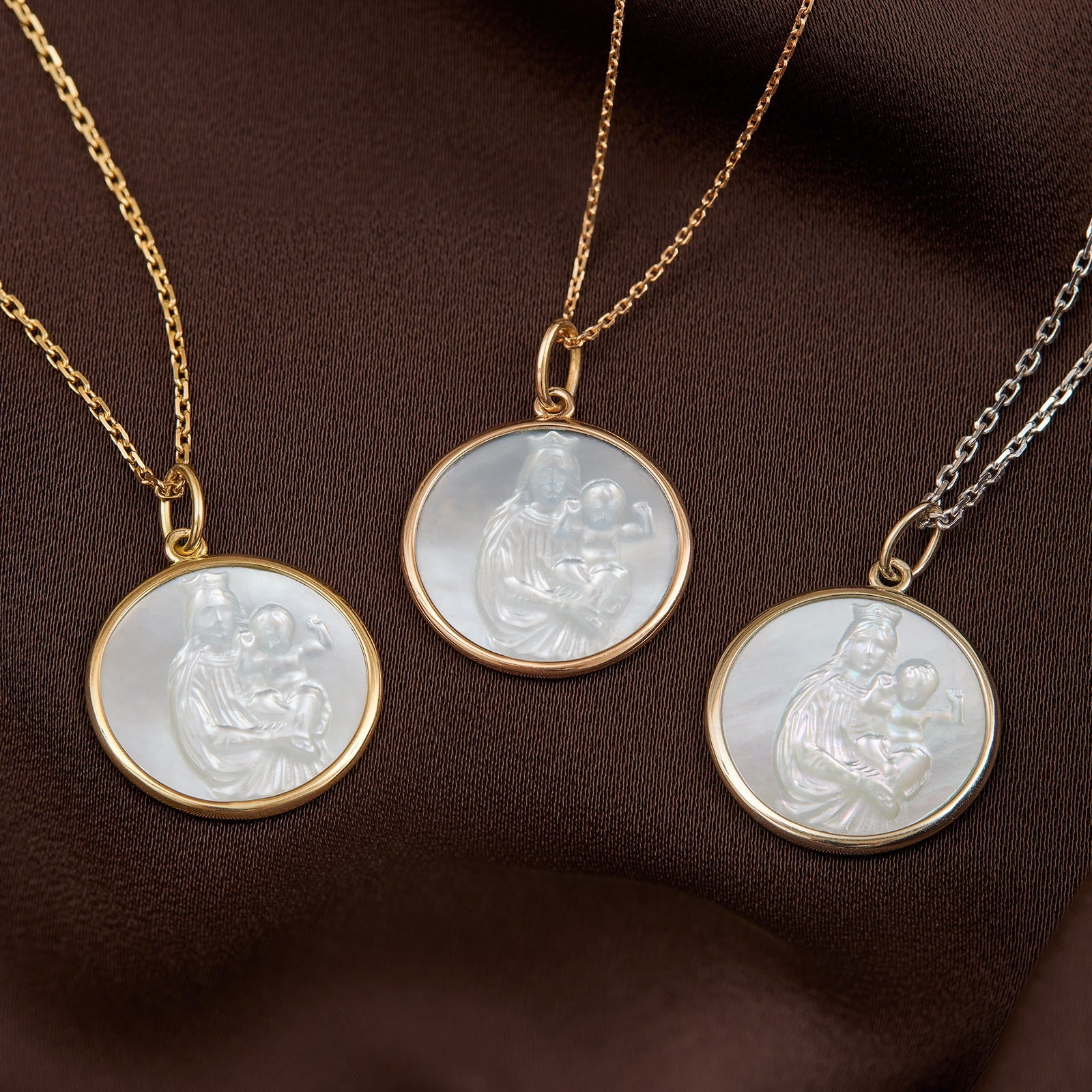 Médaille ronde Vierge à l’Enfant en nacre et monture dorée, pendentif Notre-Dame de la Garde sur chaîne