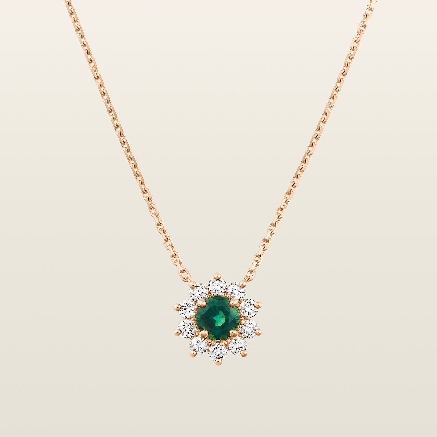 packshot sur fond beige pendentif heritage saphir vert diamants naturels or rose 18 carats 