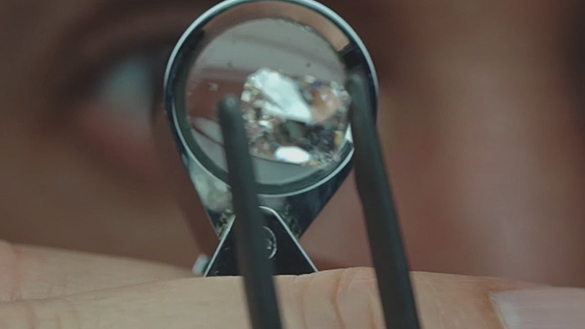 Arnaud Pellegrin le diamantaire de Marseille, regarde un diamant taille radiant à la loupe.