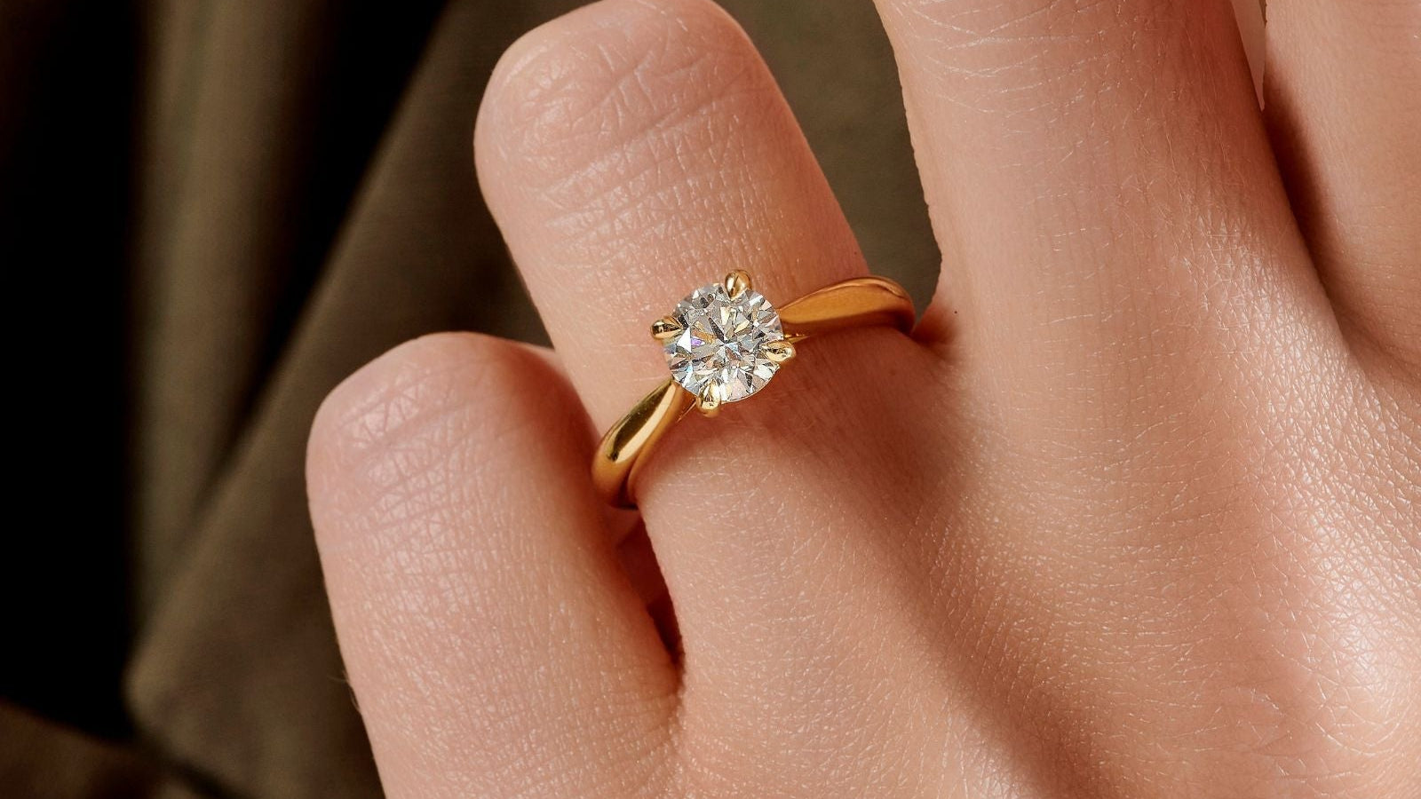 femme qui porte un solitaire diamant naturel or jaune 